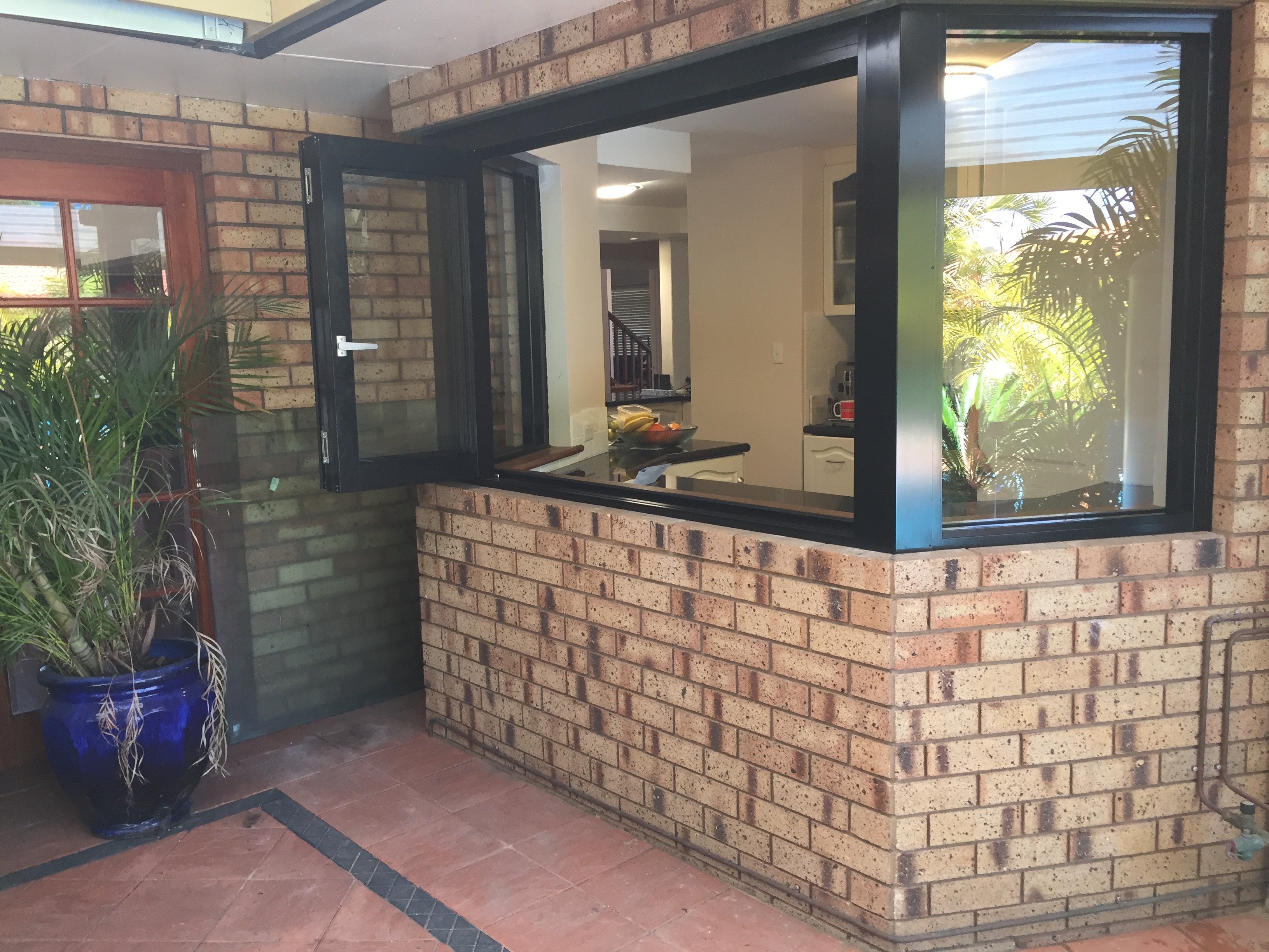 BI FOLD WINDOW WITH FIXED RETURN PANELS 1
