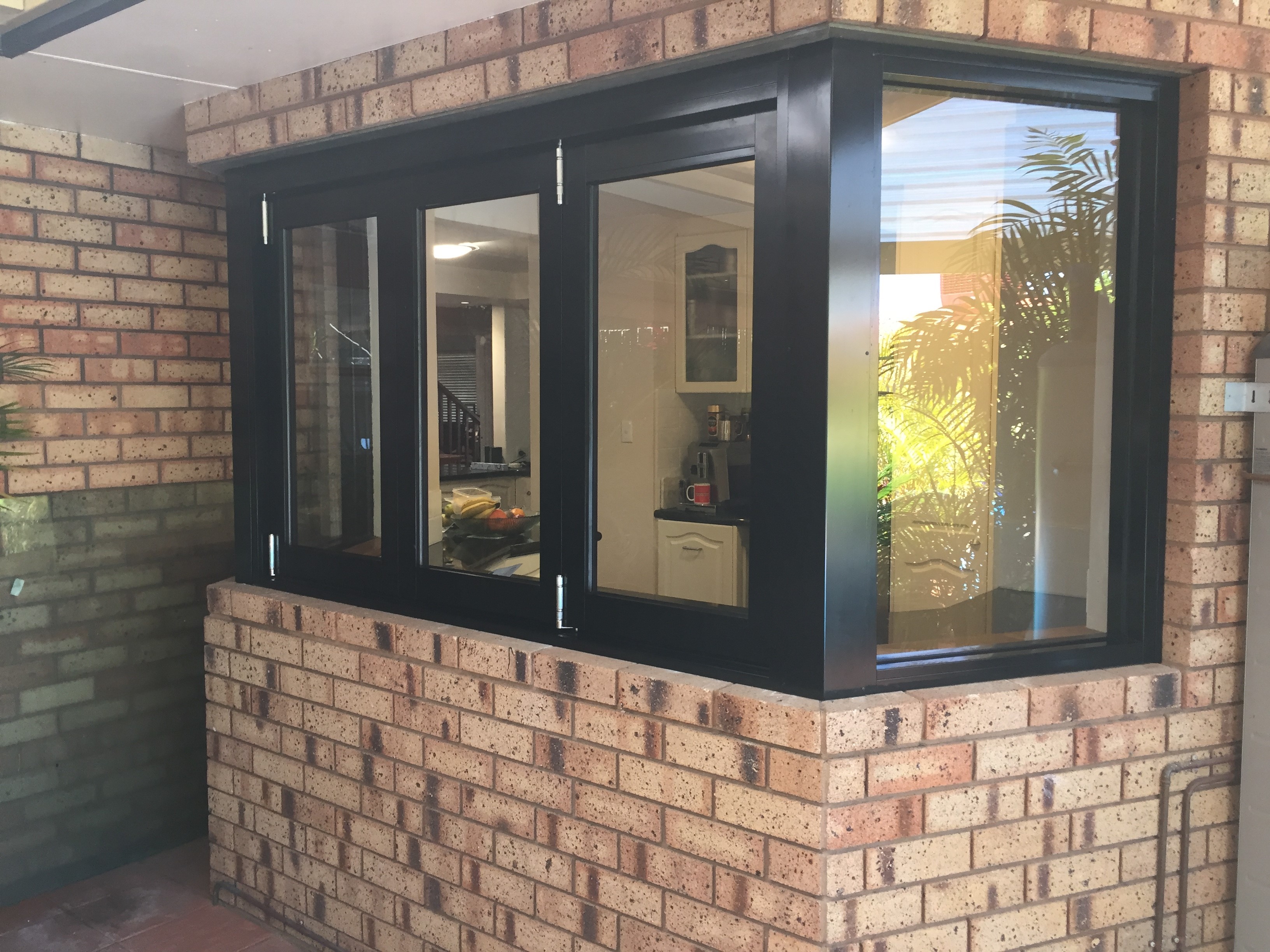 BI FOLD WINDOW WITH FIXED RETURN PANELS 2