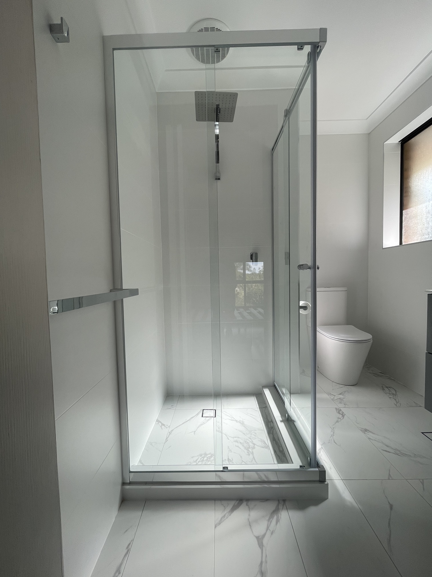GW COOGEE CORNER ENTRY SEMI FRAMELESS CLOSED