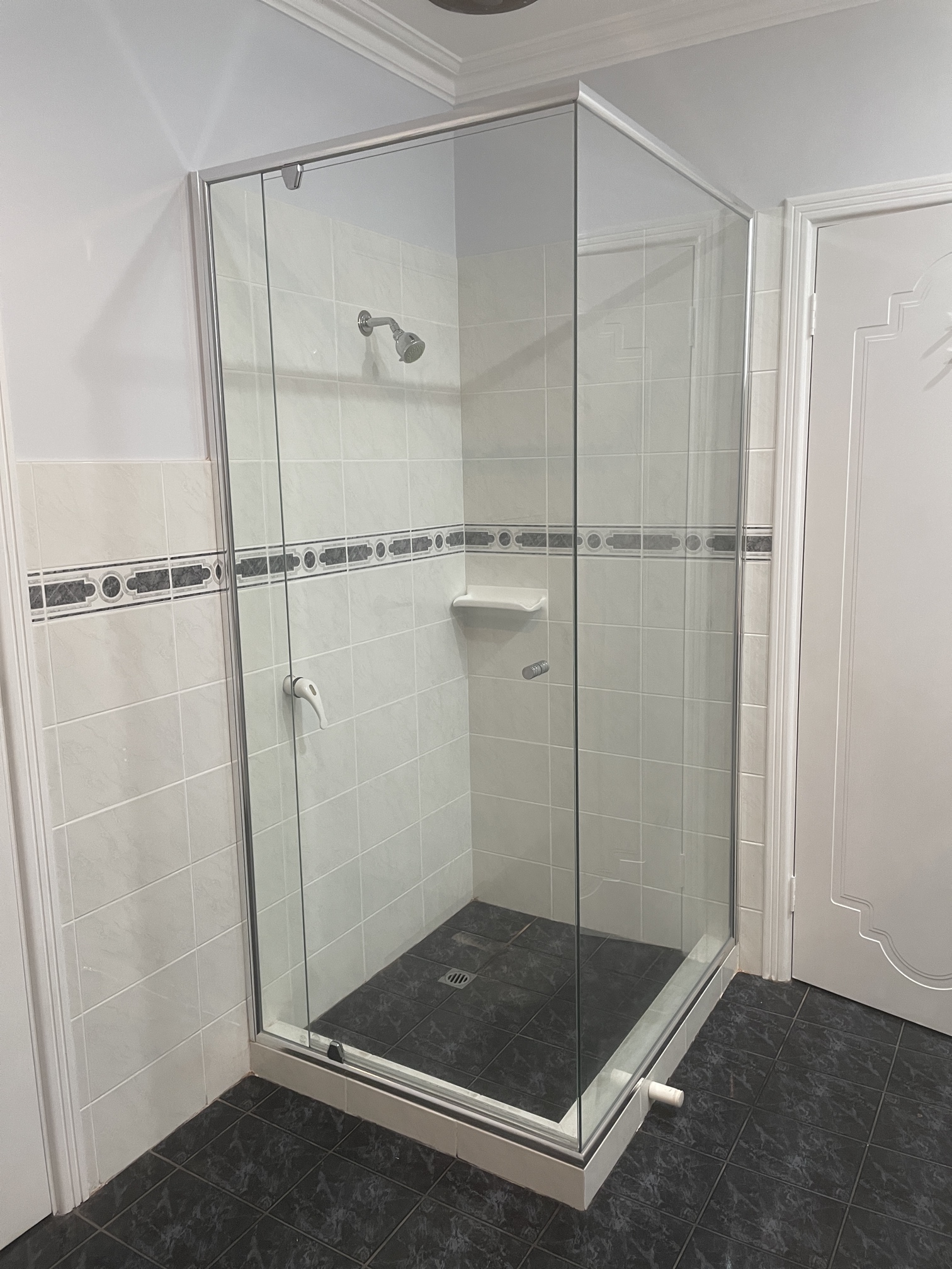 SEMI FRAMELESS SHOWER SCREEN_SERC MT PLEASANT AFTER 1
