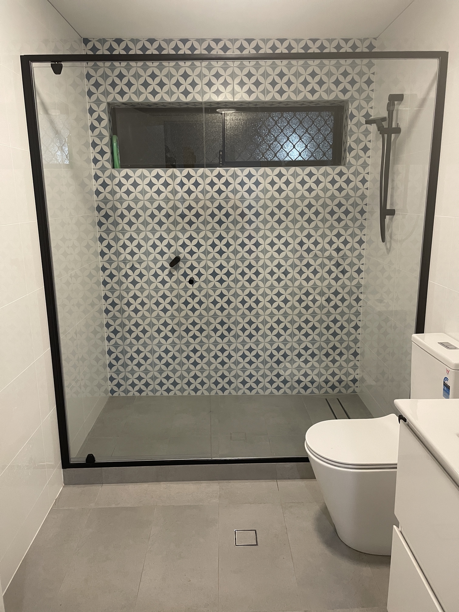 SEMI FRAMELESS SHOWER_Semi Frameless Between Walls Black Frame